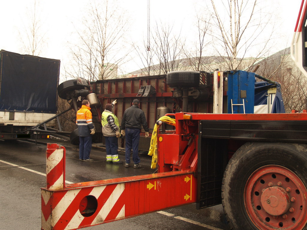 LKW Anhaenger umgekippt Koeln Niehl Geestemuenderstr Industriestr P35.JPG